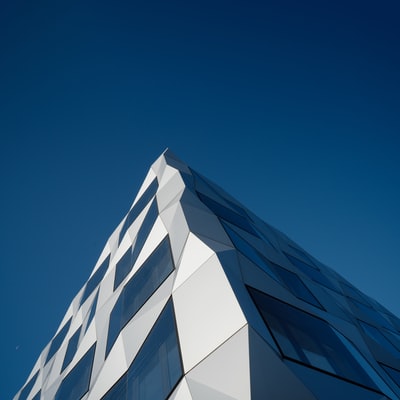 蓝天下金字塔建筑的低角度摄影